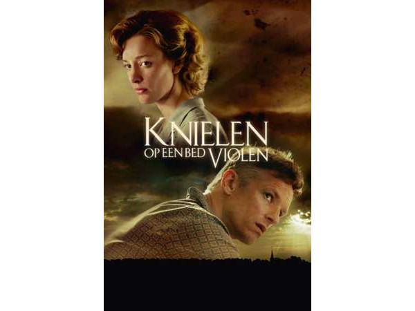 September Film Knielen op een bed violen