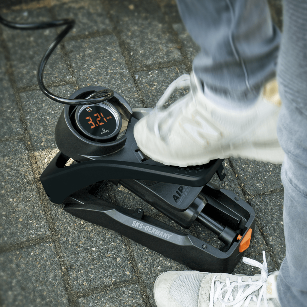SKS Airstep Digi voetpomp met wandhouder