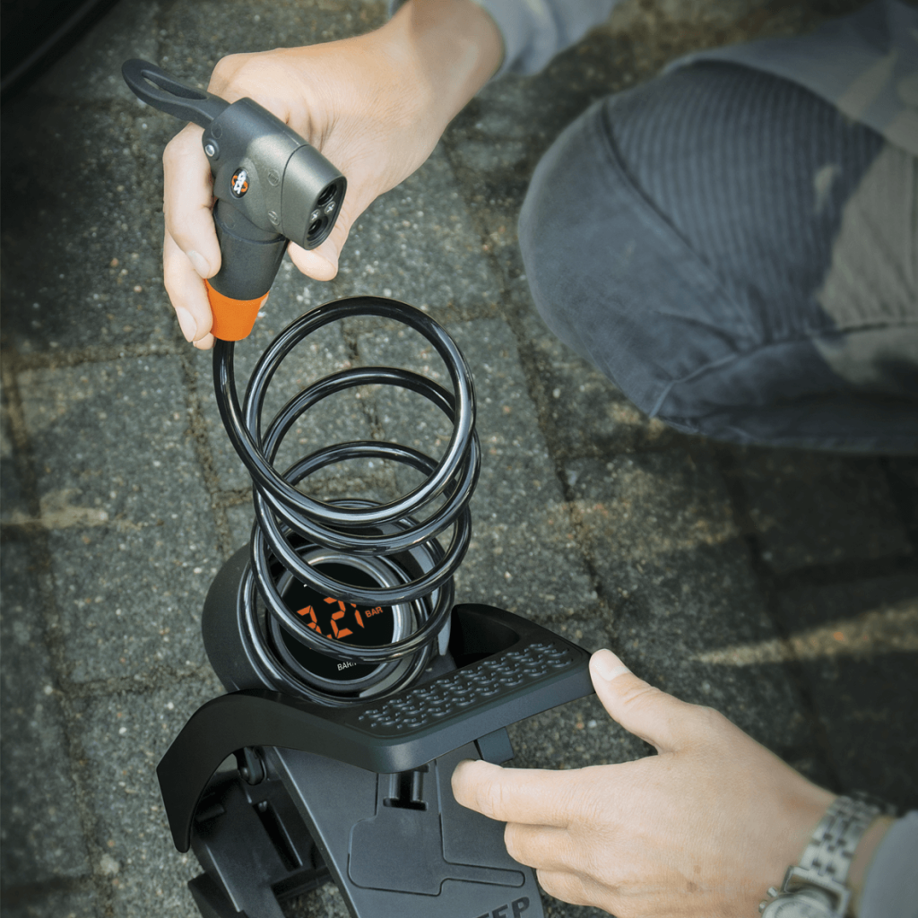 SKS Airstep Digi voetpomp met wandhouder