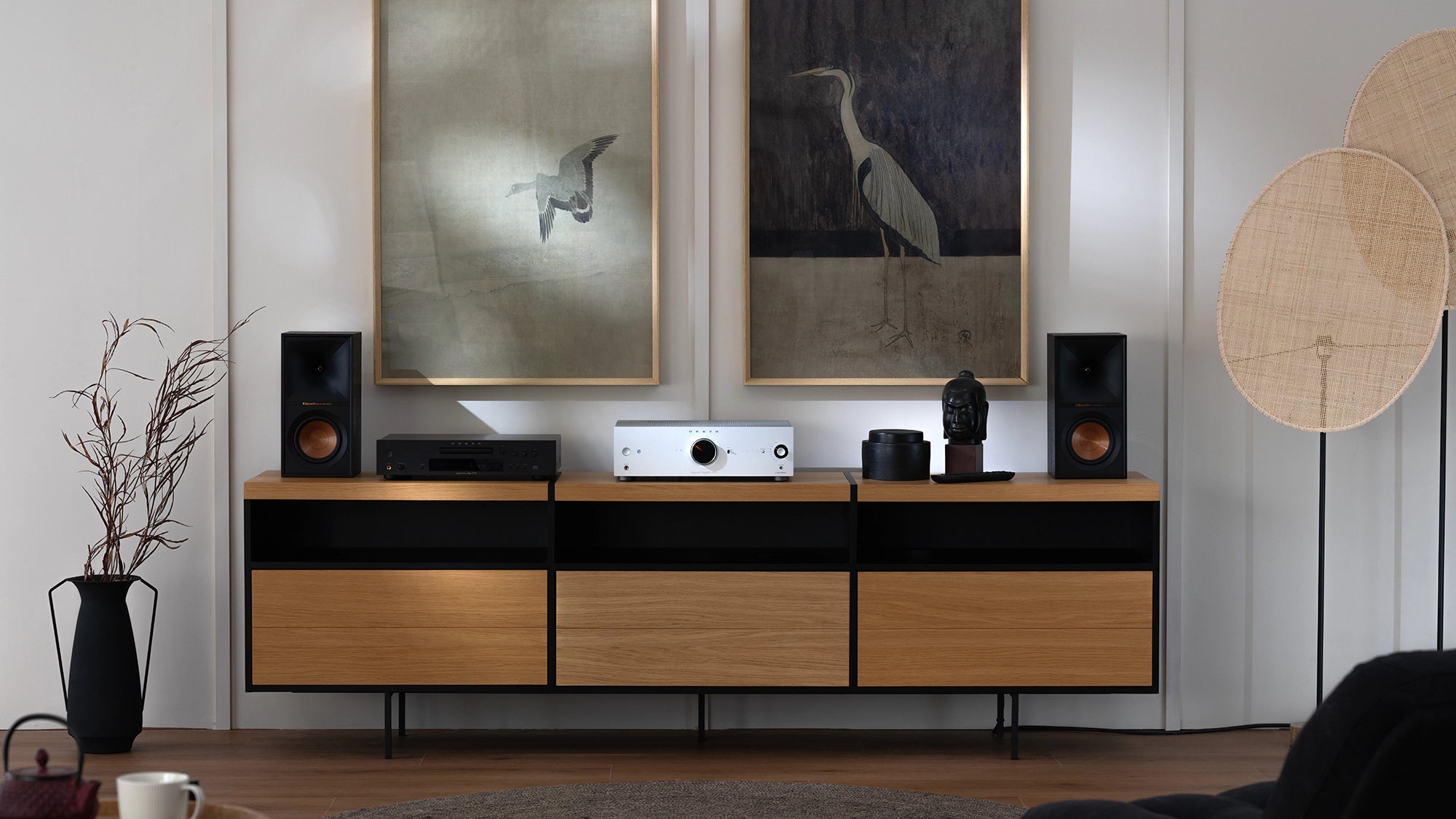 Tevens is de firma Vogels aanwezig ter promotie van de nieuwe Onkyo versterkers in combinatie met de Klipsch RF7mk3 versie en Dual platenspelers, zij geven de gehele show demonstraties aan de Onkyo wand.